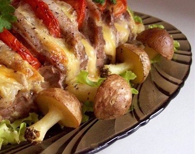 СВИНИНА,ЗАПЕЧЕННАЯ "ГАРМОШКОЙ"С КАРТОФЕЛЬНЫМИ ГРИБОЧКАМИ