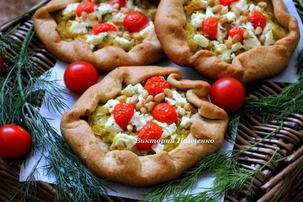Мини-галеты с луком пореем, козьим сыром и кедровыми орехами