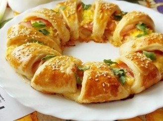 Слоеный пирог с сыром и беконом Слоеный пирог с сыром и беконом
