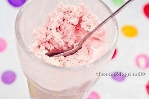 Творожное мороженое с клубникой для худеющих