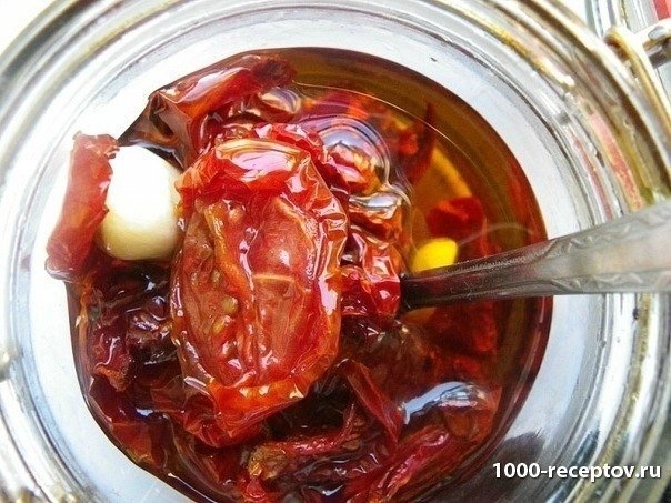 Вяленые томаты с чесноком в растительном масле