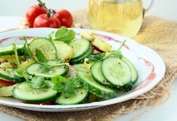 Салат из огурцов, редиса и молодого картофеля