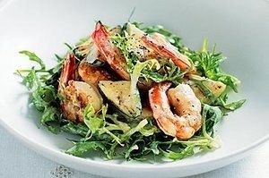 Салат с креветками и жареными кабачками