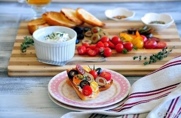 Ароматные кростини с козьим сыром