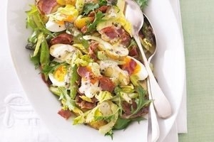 Картофельный салат с зеленым соусом
