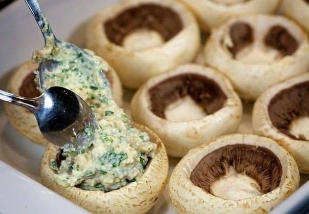 Шампиньоны фаршированные курицей с сыром Шампиньоны фаршированные курицей с сыром