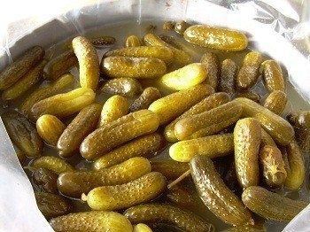 Огурцы, соленые в бочонке, с водкой Огурцы, соленые в бочонке, с водкой