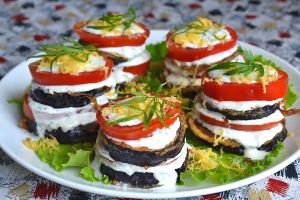 Овощные башенки с чесночным соусом