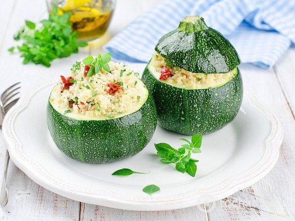 Цуккини, фаршированные овощами и рисом