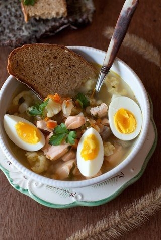 Лососевый суп с цветной капустой и яйцом