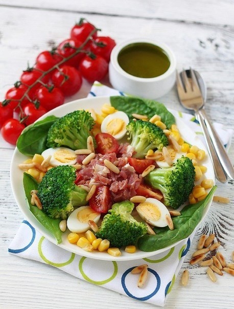 Салат из брокколи с перепелиными яйцами, беконом и кукурузой Салат из брокколи с перепелиными яйцами, беконом и кукурузой