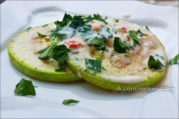 Кабачки запеченные под сметанно-чесночным соусом Кабачки запеченные под сметанно-чесночным соусом