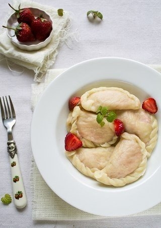 ВАРЕНИКИ С КЛУБНИКОЙ И ТВОРОГОМ ВАРЕНИКИ С КЛУБНИКОЙ И ТВОРОГОМ