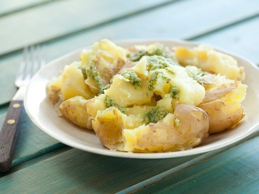 Молодая картошка с чесночным соусом