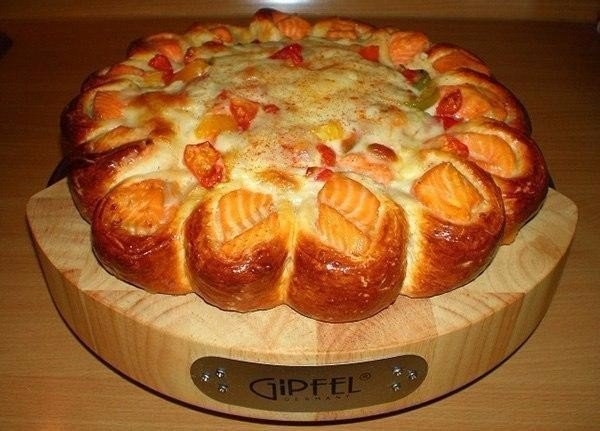 Красивый рыбный пирог.