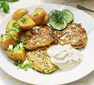 Кабачковые оладьи и молодой картофель Кабачковые оладьи и молодой картофель