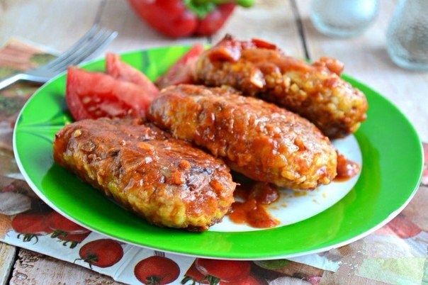 Котлеты из куриного фарша с капустой тушеные в томате.
