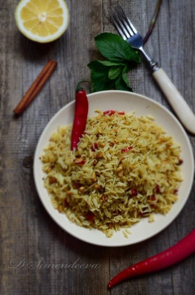 Острый лимонный рис с кедровыми орешками