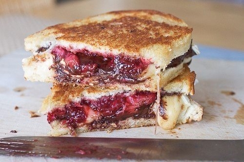 Сэндвичи с шоколадом и клубникой и сыром бри
