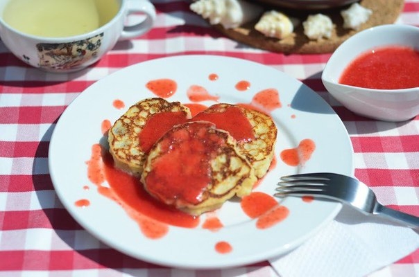 Сырники с изюмом под ягодным соусом