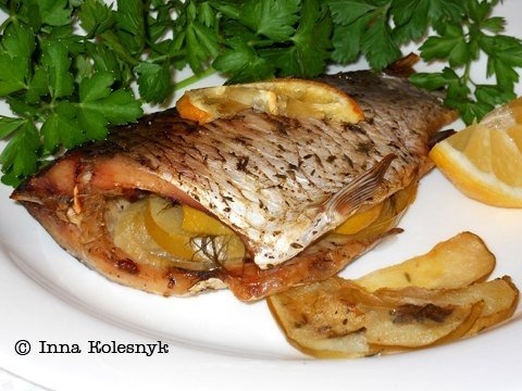 Карп запеченный с яблоками и лимоном