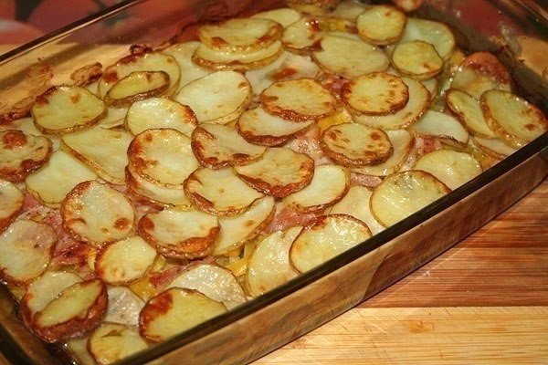 Запечённый молодой картофель с беконом и овощами