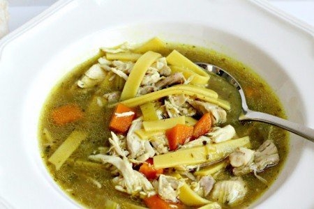 Куриная лапша с сельдереем и помидорами