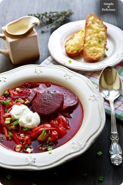 Борщ с запеченой свеклой и сырно-чесночными гренками Борщ с запеченой свеклой и сырно-чесночными гренками