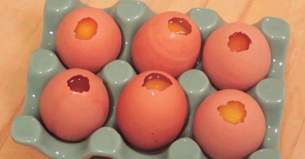 Блестящая идея к Пасхе. Стоит лишь залить масло в яйцо, и получится просто невероятная вещь!