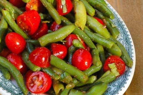 СТРУЧКОВАЯ ФАСОЛЬ, ТУШЕНАЯ С ТОМАТАМИ И ЛУКОМ