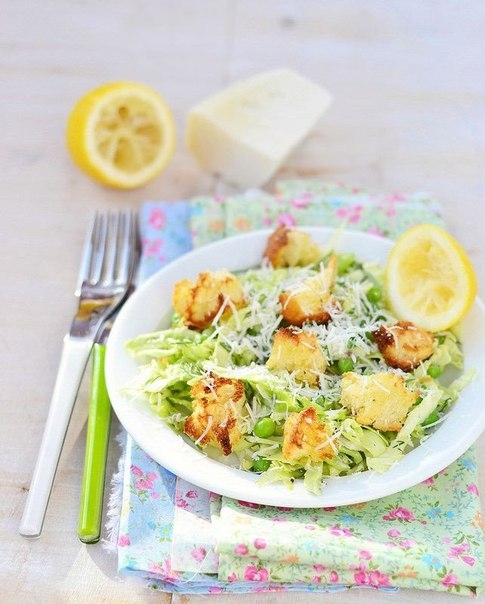САЛАТ ИЗ КАПУСТЫ С ГОРОШКОМ И ГРЕНКАМИ