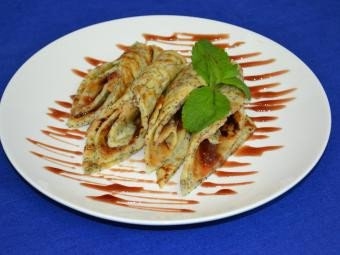 Маковые крепы с ягодным вареньем