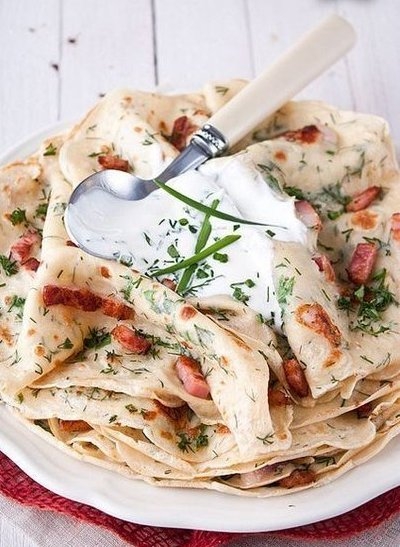 Нежные блины с грудинкой и зеленью