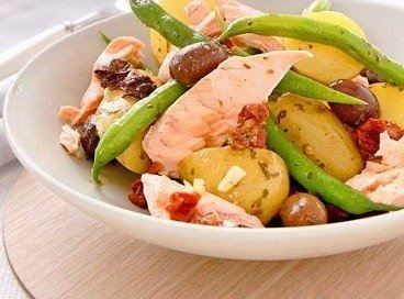 Картофельный салат с вареным лососем