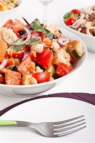 Итальянский салат "Панцанелла" с красными перцами