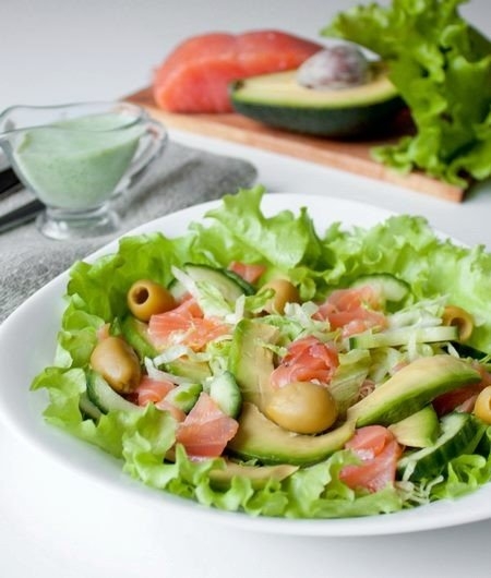 Легкий салат с форелью и авокадо с мятной заправкой