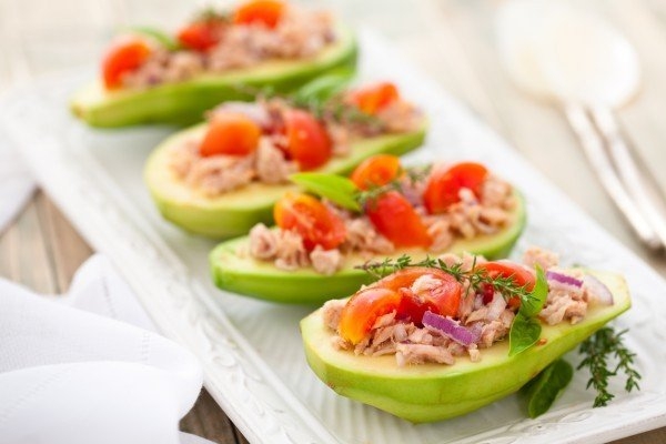 Лодочки из авокадо: 2 вкусные разных начинки