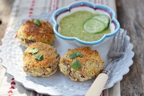 Котлеты из фасоли с сыром и огуречным соусом