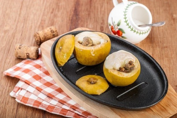 Куриная печень запеченная в яблоках под сыром Куриная печень запеченная в яблоках под сыром