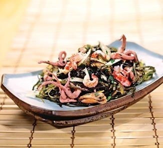 Салат из морской капусты с морепродуктами