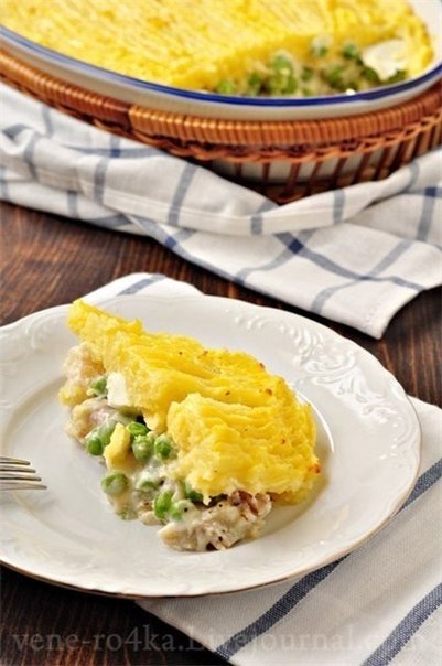 Запеканка с рыбой, зелёным горошком и картофельным пюре