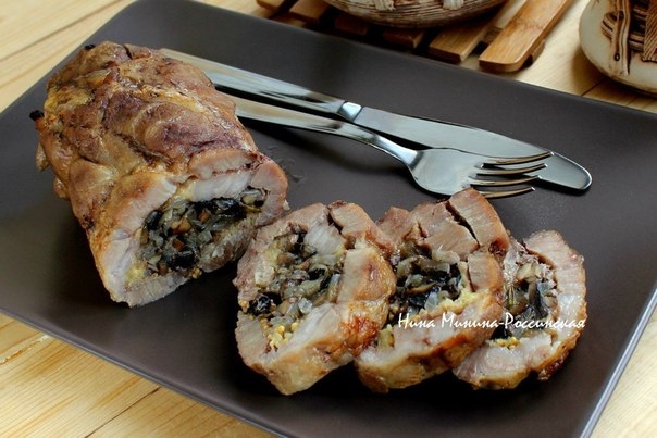 Рулет из свинины с начинкой из шампиньонов с сыром и ананасами