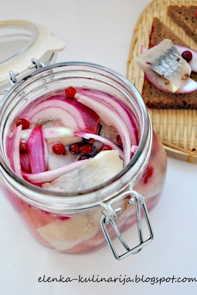 Сельдь, маринованная с брусникой Сельдь, маринованная с брусникой