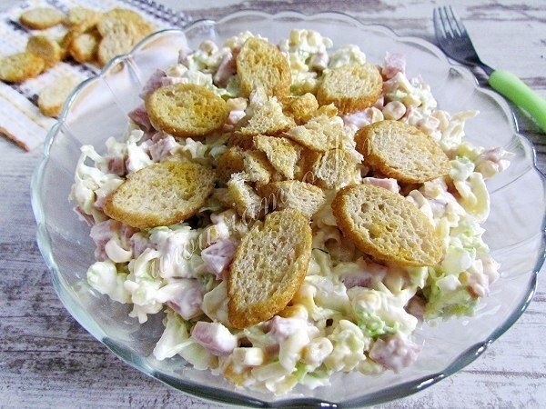 Салат из пекинской капусты с сухариками.
