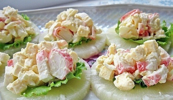 Закуска из ананасов и крабовых палочек на скорую руку Закуска из ананасов и крабовых палочек на скорую руку