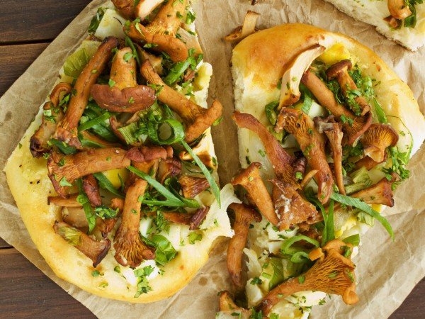 Пирог с лисичками и зеленью