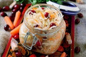Квашеная капуста с клюквой и тмином