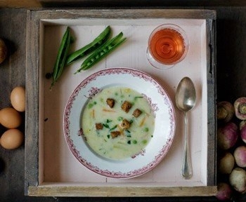 Весенний суп с луком пореем зеленым горошком и бобами