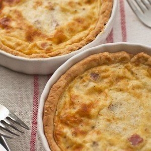 Французский сырный пирог с яблоками и ветчиной
