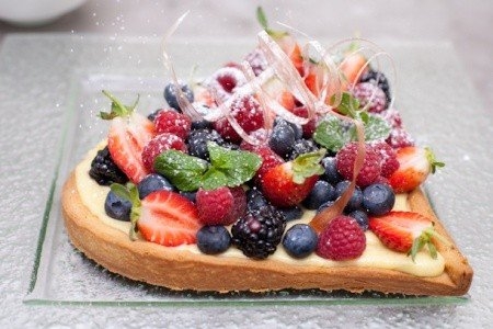 Десерт &laquo;Фруктовое сердце&raquo; с заварным кремом и фруктами